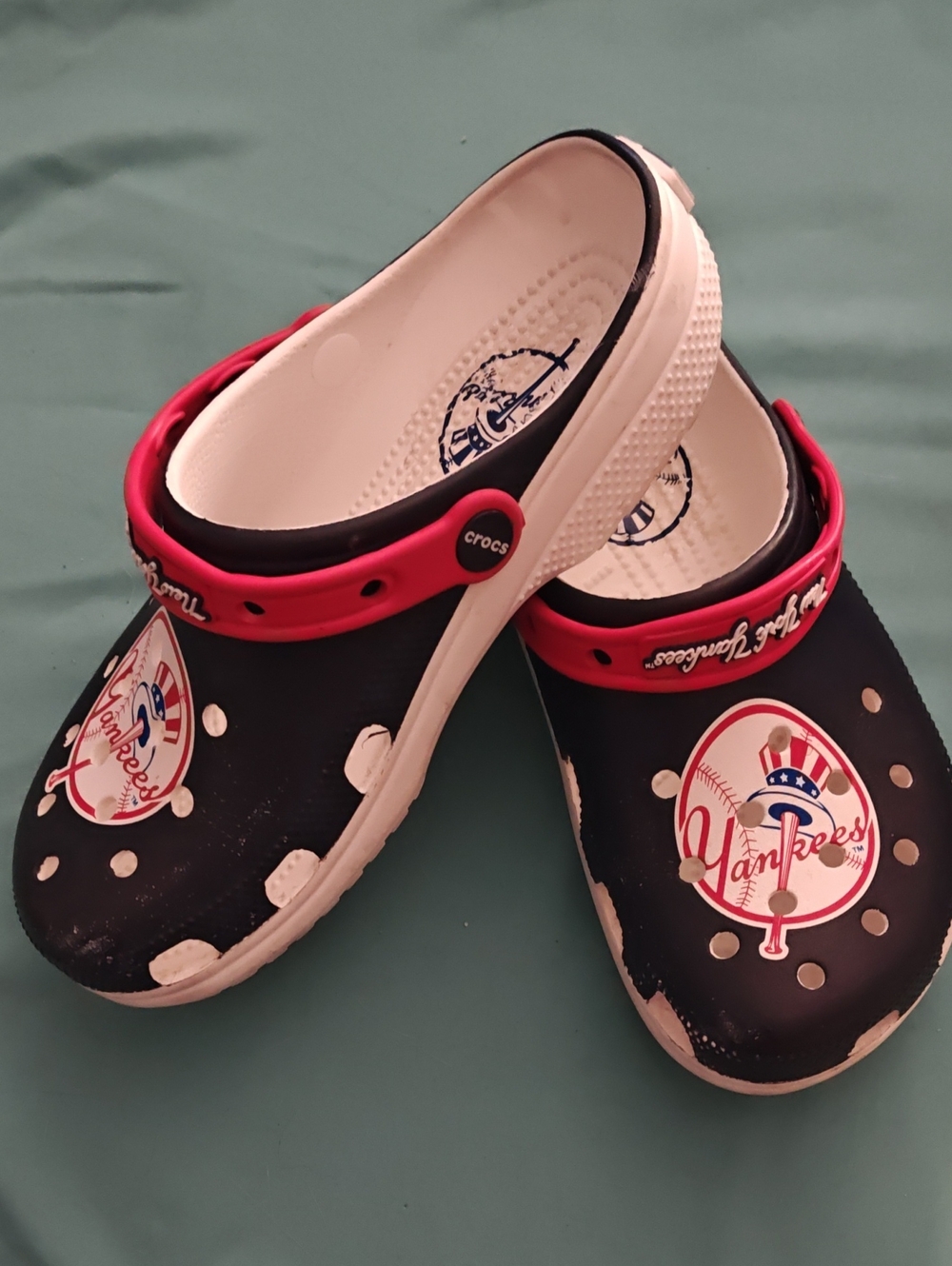 CROCS New York Yankees Clrocs with Red Strap